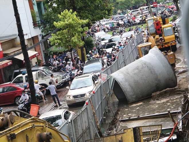 Đoàn xe ách tắc kéo dài vì ngập lụt tại TP.HCM. Ảnh: Lê Toàn