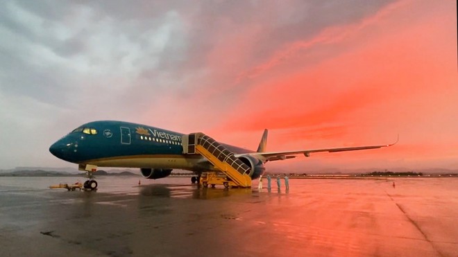 Một máy bay A350 của Vietnam Airlines tiến hành khử khuẩn phòng chống dịch Covid - 19 tại Cảng hàng không quốc tế Nội Bài.