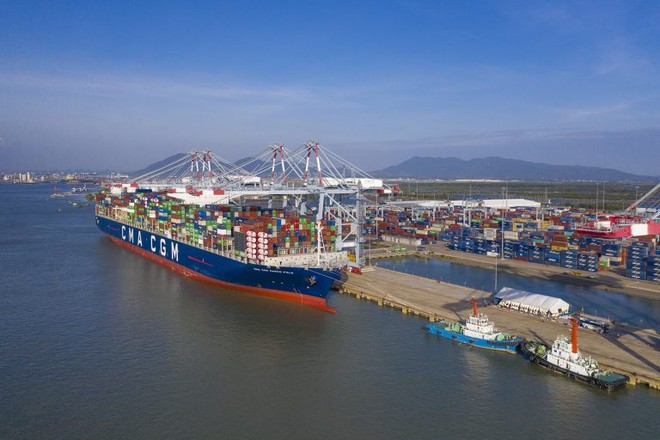 Tàu CMA CGM Marco Polo trọng tải 187,000DWT sức chở gần 17,000TEU cập cảng CMIT hàng tuần