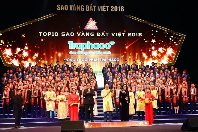 Phó Thủ tướng Chính phủ Vương Đình Huệ và Trưởng ban Dân vận Trung ương Trương Thị Mai trao biểu trưng Top 10 doanh nghiệp Sao Vàng Đất Việt cho ông Trần Túc Mã, Tổng giám đốc Công ty cổ phần Traphaco