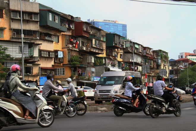 Hà Nội có nhiều chung cư cũ xuống cấp nghiêm trọng. Ảnh: Thành Nguyễn.