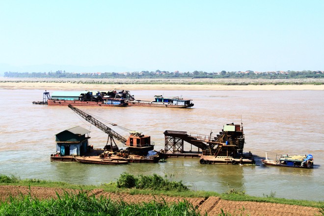 Một đoạn sông ngắn ở Ba Vì nhưng có đến hàng chục chiếc tàu hút cát tập kết và khai thác suốt nhiều tháng qua.