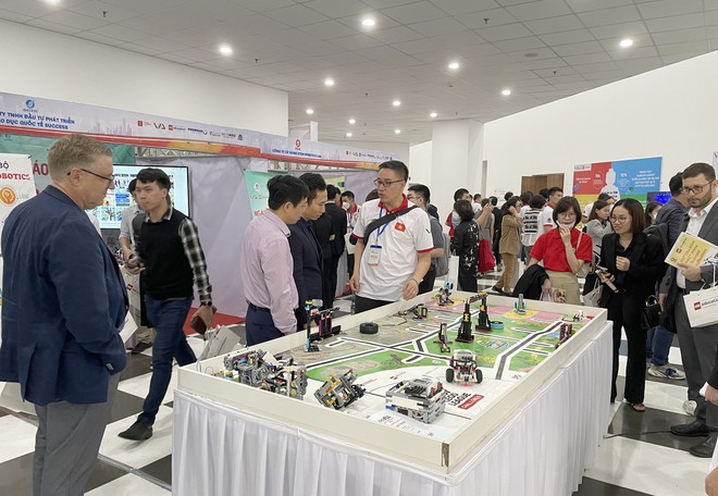 Khu vực trưng bày và triển lãm mô hình học trải nghiệm STEAM Robot LEGO® Education tại lễ phát động cuộc thi