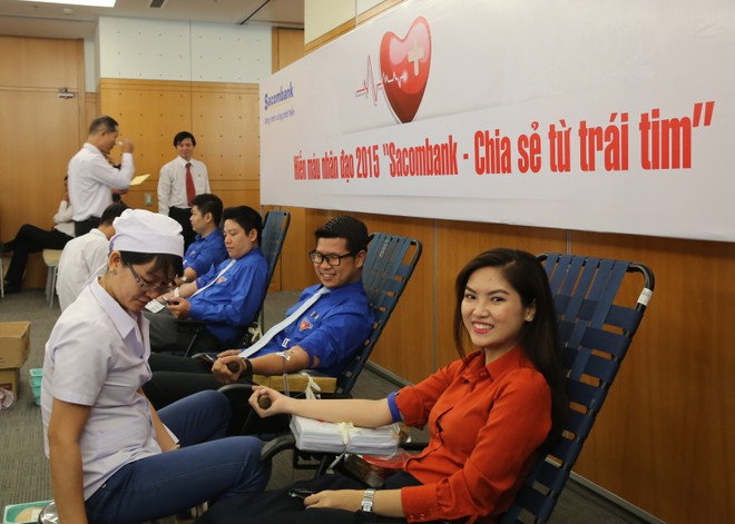 Cán bộ nhân viên Sacombank tham gia hiến máu nhân đạo