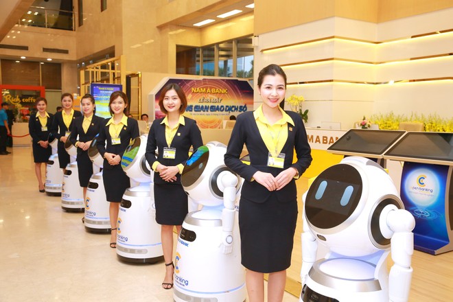 Đưa Robot vào phục vụ khách hàng, ngân hàng có cắt giảm nhân sự?