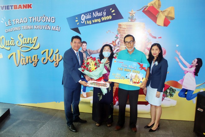 Vietbank trao giải đặc biệt 1 kg vàng cho khách hàng tham gia chương trình “Quà sang - Vàng ký”