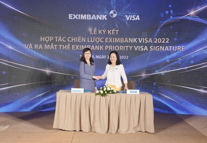 Bà Đinh Thị Thu Thảo – Phó tổng giám đốc Eximbank (bên trái) cùng ký kết hợp đồng hợp tác chiến lược với bà Đặng Tuyết Dung – Giám đốc Visa Việt Nam và Lào