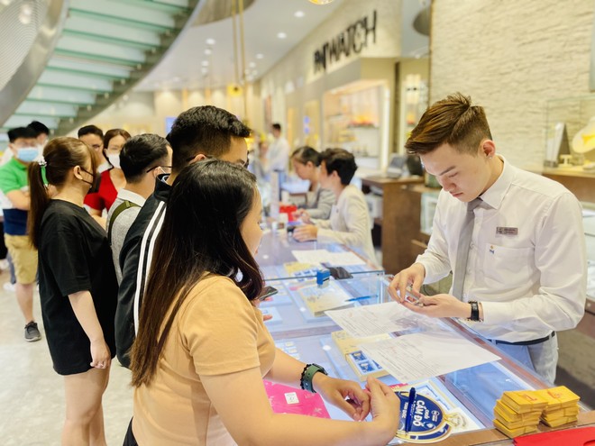 Khách hàng tranh thủ mua vàng cầu may ngày vía Thần Tài 