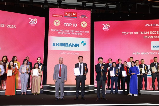 Ông Nguyễn Cảnh Anh (chính giữa), thành viên HĐQT đại diện Eximbank nhận chứng nhận Top 10 Thương hiệu mạnh – Tăng trưởng ấn tượng năm 2023. Ảnh: Eximbank