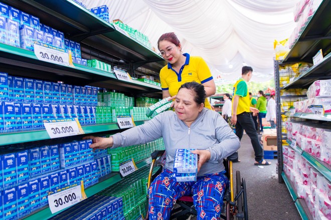 “Siêu thị mini 0 đồng” mang tết ấm xuân vui đến với hàng vạn người dân khó khăn