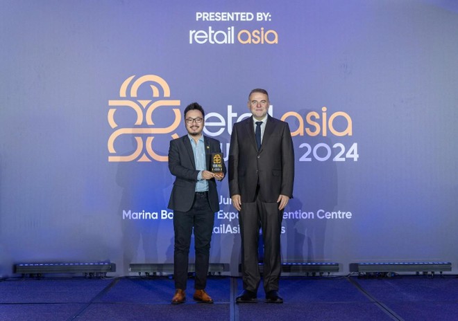 Đại diện PNJ nhận giải thưởng Retail Asia Awards 2024 tại Singapore (Ảnh: Retail Asia)