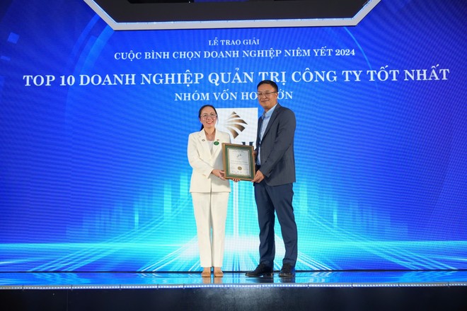 Bà Trần Phương Ngọc Thảo - Phó Chủ tịch HĐQT PNJ đại diện nhận giải thưởng Top 10 Doanh nghiệp Quản trị công ty tốt nhất 2024, Nhóm vốn hóa lớn (Ảnh: Lê Toàn)