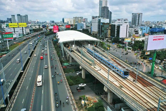 Ngân hàng đua phát hành thẻ miễn phí cho khách đi tàu Metro số 1