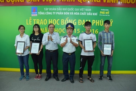 DPM trao gần 350 suất học bổng Đạm Phú Mỹ 2015-2016