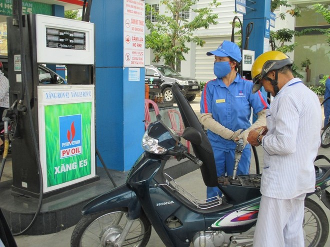 Người dân còn chưa "mặn mà" với xăng sinh học E5. (Ảnh minh họa: KT)