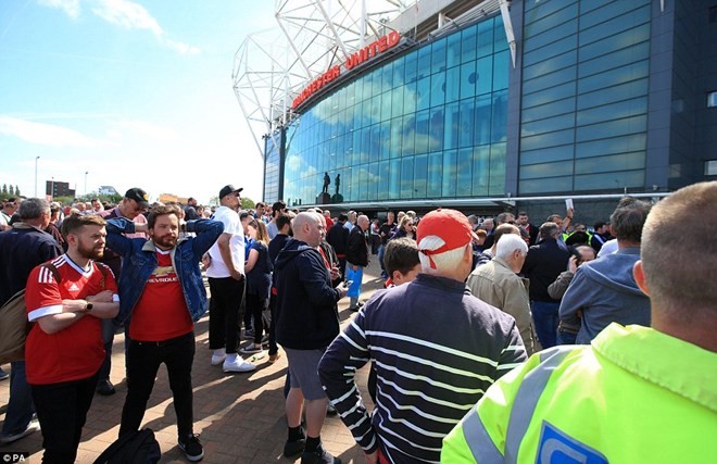 Các cổ động viên của Manchester United đợi bên ngoài sân vận động Old Trafford sau khi được sơ tán. (Nguồn: PA)