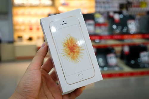 Cảnh cháy hàng, chen chúc mua trong ngày đầu mở bán không xảy ra với iPhone SE như các thế hệ iPhone đời trước.