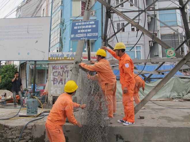 Nhân viên Tổng Công ty Điện lực Hà Nội đang kiểm tra lưới điện. (Ảnh: Đức Duy/Vietnam+)