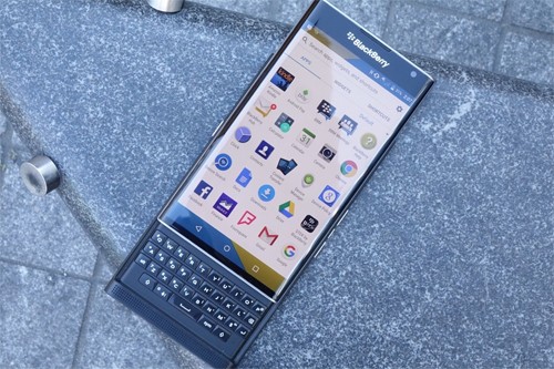 BlackBerry Priv vớit thiết kế độc đáo.