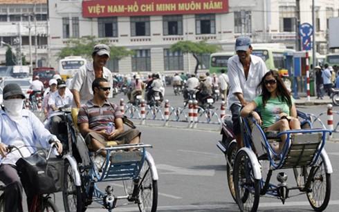 Khách du lịch quốc tế tại TP HCM (Ảnh: Hoang Dinh Nam/AFP)