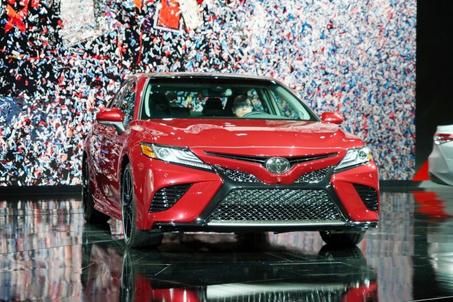 Camry 2018 phiên bản XSE có diện mạo thể thao hơn.