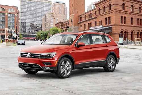 Tiguan bản 7 chỗ có kích thước lớn hơn bản tiêu chuẩn do kéo dài thêm cả chiều dài tổng thể lẫn trục cơ sở để thêm chỗ cho hàng ghế thứ 3.