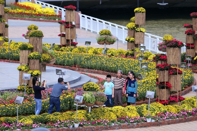 Sông Hàn Đà Nẵng 'khoác áo' hoa đón Tết