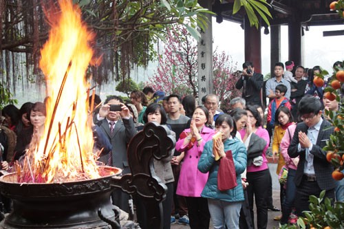 Đầu năm, các đền chùa, lễ hội  là điểm đến cầu an, may mắn của nhiều người. Ảnh minh họa: Võ Hải.