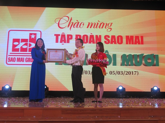 Bà Võ Thị Ánh Xuân – Bí thư Tỉnh ủy An Giang trao Huân chương Lao động hạng Ba cho ông Lê Thanh Thuấn – Chủ tịch HĐQT Tập đoàn Sao Mai.