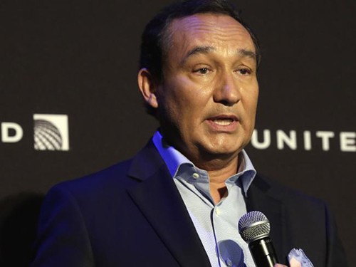 CEO United Airlines Oscar Munoz. Ảnh: AP