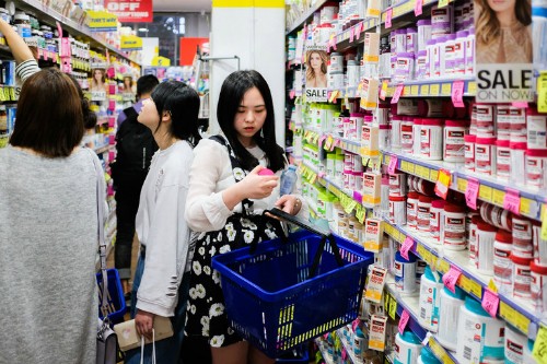 Uki Shao đang mua hàng cho khách tại Chemist Warehouse, Melbourne. 