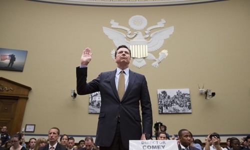 Giám đốc FBI James Comey tuyên thệ ở Đồi Capitol ngày 7/7/2016. Ảnh: AP