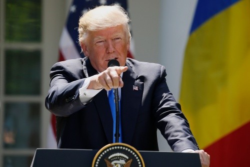 Tổng thống Mỹ Donald Trump trong họp báo chung với người đồng cấp Romania. Ảnh: Reuters