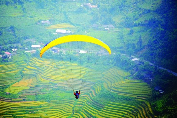 Bay dù lượn ngắm ruộng bậc thang mùa nước đổ