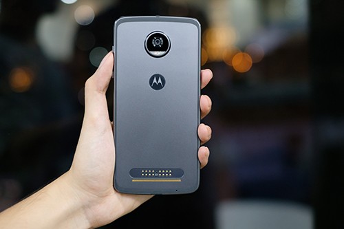 Moto Z2 Play mới vẫn có vỏ kim loại nguyên khối nhưng mỏng hơn và thêm khả năng chống nước, khác với Z Play tiền nhiệm.