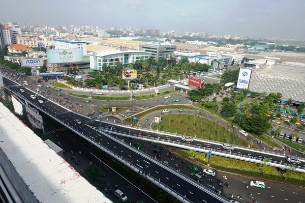 Nghịch lý giao thông ở đường vào sân bay Tân Sơn Nhất