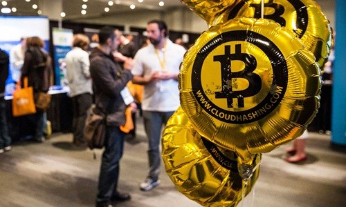 Bitcoin vẫn chưa được công nhận ở Việt Nam. Ảnh: AFP.