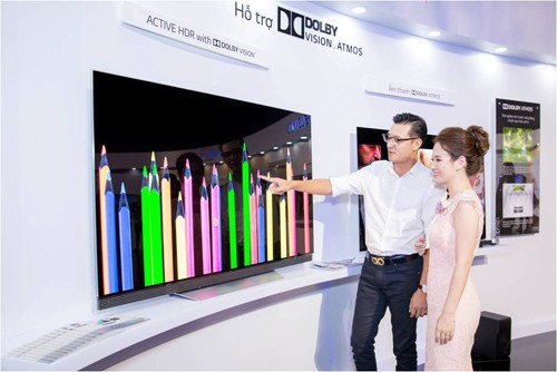 Sản phẩm được nhà sản xuất đặt tên là “Tuyệt tác TV dán tường”. Trong buổi ra mắt, một số khách mời nổi tiếng tới trải nghiệm chất lượng hình ảnh và thực hiện bẻ cong màn hình TV.