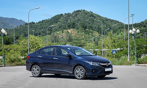 Honda City đời 2017 với đèn pha vuốt gọn hơn.