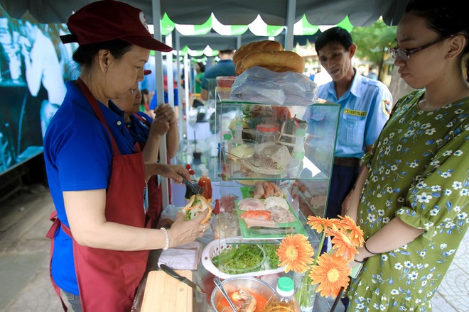 Tiểu thương phố hàng rong tăng thu nhập sau một tháng hoạt động