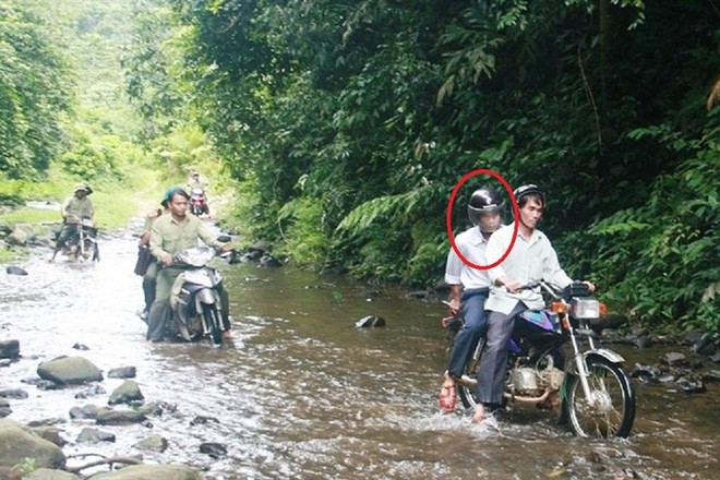 Ông Đoàn Tất Chẩn (khoanh tròn), nguyên Giám đốc Ban quản lý Rừng phòng hộ Sông Tranh vừa bị bắt khẩn cấp. Ảnh: TT