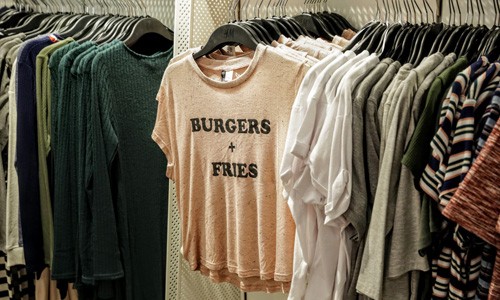 Quần áo H&M không bán được sẽ được nhà máy điện Malarenergi đốt. Ảnh: Bloomberg.