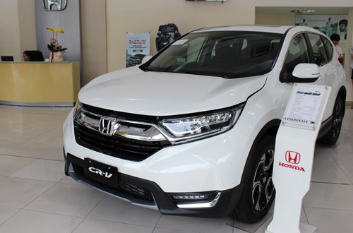 Honda CR-V 2018 bản cao cấp tại một đại lý ở Quận Tân Bình, TP HCM.