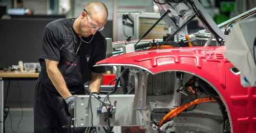 Công nhân làm việc tại nhà máy Tesla ở Fremont, California. Ảnh: Getty