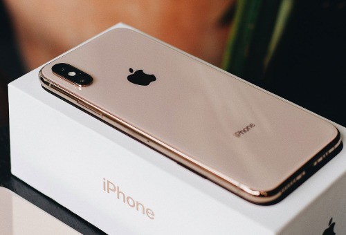 Bộ ba iPhone 2018 chính hãng ở Việt Nam có mã hiệu VN/A và là phiên bản hỗ trợ một sim vật lý và eSIM.