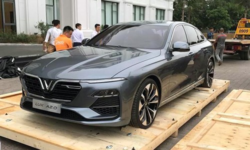 Mẫu sedan Lux A2.0 được tháo dỡ khỏi khung bảo vệ tại một khu đô thị ở Long Biên, Hà Nội. Ảnh: FB