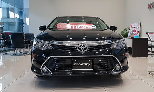 Camry 2.0 phiên bản lắp ráp tại đại lý. Ảnh: Minh Huấn.