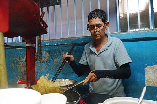 Anh Hùng cho biết quán trước kia mở cả ngày, hiện chỉ bán vào buổi tối. Ảnh: Di Vỹ.