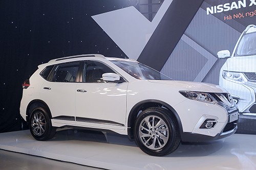 Nissan X-Trail V-Series tại đại lý ở Hà Nội.