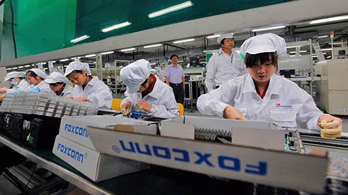 Công nhân làm việc tại một nhà máy của Foxconn. Ảnh: FT.